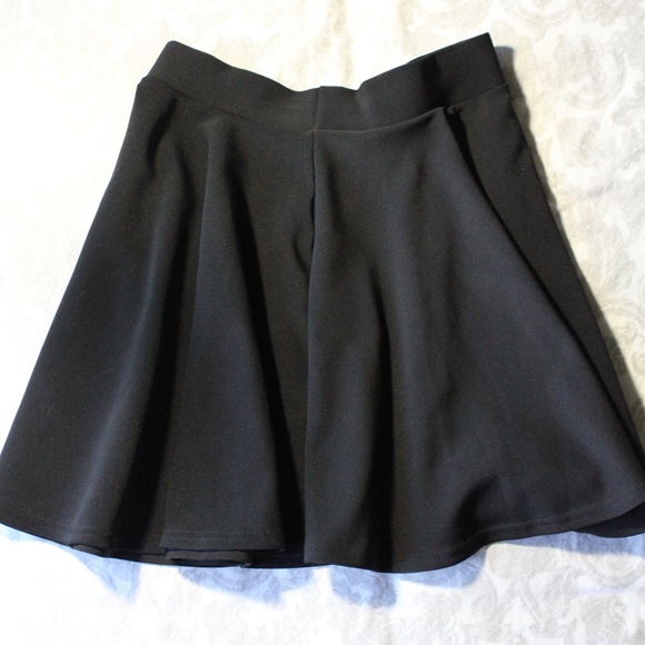 black mini skirt - Picture 2 of 3